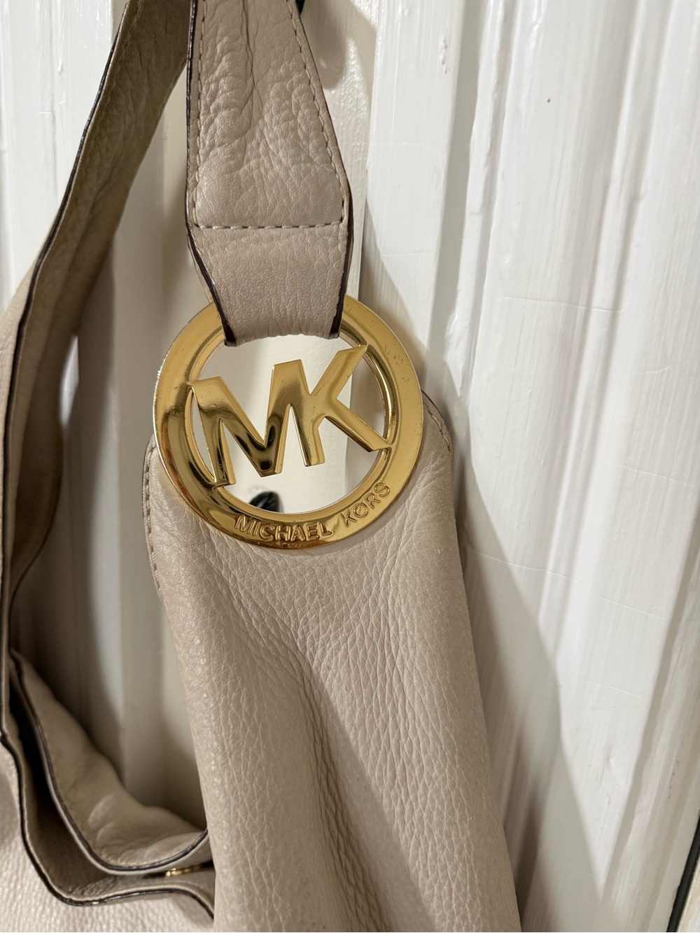Michael Kors Soft Pebbled Leather Hobo in Light Taupe with Gold Charm - Picture 4 of 4